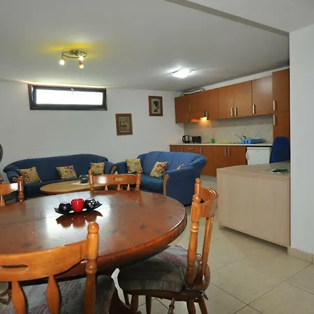 Superb Entire Basement Apartamento Pyla